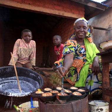 A local Hausa woman selling ‘masa’ enroute to the Mambilla Plateau in Taraba State, Nigeria.